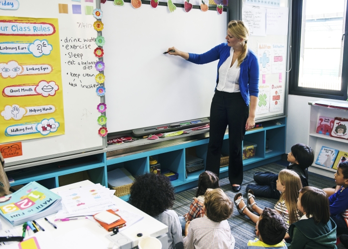 teacher-teaching-students